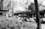 Ein 276 der Zuggruppe H ist auf der Stadtbahn am Savignyplatz unterwegs nach Berlin-Staaken. Der Platz mit 7 Straßeneinmündungen ist nach dem Juristen Friedrich Carl von Savigny benannt. Er ist bis heute ein beliebtes Ziel der Berliner, da es rund um den Savignyplatz und seinen angrenzenden Straßen eine Vielzahl von Restaurants, Bars, Cafés, Jazzclubs, Kinos und Buchläden gibt. (04.1977) <i>Foto: Jürgen Hagemann</i>