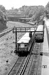 Zwei S-Bahnen begegnen einander am S-Bahnhof Humboldthain. Ein 276er-Halbzug der Zuggruppe 1 von Berlin-Wannsee nach Berlin-Frohnau hat gerade den Bahnhof verlassen. Der rechts im Bild befindliche 275er-Halbzug der Zuggruppe 2 nach Lichtenrade fährt in den Bahnhof ein. Links liegen die ehemaligen Ferngleise Berlin Gesundbrunnen—Berlin Nordbf (ex Berlin Stettiner Bf). Der Fotograf steht auf der Hohenstraße. (06.1978) <i>Foto: Jürgen Hagemann</i>