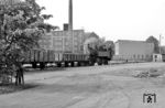 91 488 vom Bw Berlin-Grunewald rangiert einige offene Güterwagen vor der Humboldt-Mühle am Tegeler Hafen auf der Industriebahn Tegel–Friedrichsfelde. Die Großmühle geht auf eine erstmals 1361 erwähnte historische Mühle zurück. Den Zweiten Weltkrieg überstand die Mühle ohne Beeinträchtigung. Nach dem Krieg bekam sie eine wichtige Funktion zur Versorgung der Westberliner Bevölkerung. Im Mehrschichtbetrieb wurde eine Tagesleistung von 360 Tonnen Mehl produziert. Noch vor der Stilllegung 1988 hatte die Humboldt-Mühle eine Tagesleistung von 350 Tonnen Getreide, die in 21 Weizen- und 11 Roggenstühlen gemahlen werden konnten. Da der Betrieb der Mühle wegen gestiegener Personalkosten und veralteter Betriebstechnik nicht mehr rentabel war, wurde er 1988 eingestellt. In den Jahren 1989 bis 1992 wurden die Gebäude zu einem Hotel- und Bürokomplex umgebaut und erweitert. Sie werden heute als Fachklinik genutzt.  (06.1963) <i>Foto: Jürgen Hagemann</i>