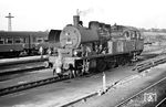 Schnappschuss aus dem Transitzug Hamburg – Berlin in Nauen auf 78 096. Die beim Bw Wustermark Rbf beheimatete Lok wurde vom Lokbf Nauen eingesetzt. Hier steht sie auf dem Kanal vor dem Lokschuppen und genießt die Dienstpause. Die Maschine war eine der zahlreichen T 18, die von der DR mit Windleitbleche ausgestattet worden war. Wenige Tage später wurde sie mit Fristablauf am 26.08.1968 zur Ausmusterung abgestellt.  (08.1968) <i>Foto: Jürgen Hagemann</i>
