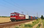 155 016 der Cargo Logistik Rail-Service Barleben (CLR) befördert einen Containerzug der "neuen Seidenstraße" aus China zwischen Eilenburg und Kämmereiforst. Die Lok hat den Zug in Guben übernommen und wird ihn bis Neuss bringen. (15.08.2026) <i>Foto: Ralf Opalka</i>