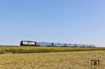 218 330 mit der seltenen Bespannung des Refresh-Marschbahnwagenparks RE 11056 (Niebüll - Westerland/Sylt) auf dem Hindenburgdamm östlich von Morsum. (26.08.2026) <i>Foto: Joachim Bügel</i>