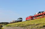Auf dem Hindenburgdamm östlich von Morsum begegnen sich die Autozüge DPF 28909 nach Niebüll mit RDC 2700-03 und 245 022 mit AS 1418 nach Westerland (Sylt). (26.08.2026) <i>Foto: Joachim Bügel</i>