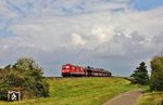 Die Wetterkapriolen gingen an diesem Tag munter weiter. 245 022 erreicht mit AS 1436 vom Hindenburgdamm kommend die Insel Sylt. (29.08.2026) <i>Foto: Joachim Bügel</i>