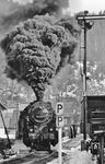 Manche Heizer auf den 95ern hatten die Angewohnheit angesichts der zugverfolgenden Westfotografen mit der Ölzufuhr etwas zu übertreiben, wie hier bei der Durchfahrt der 95 0027 in Blechhammer. (03.1978) <i>Foto: Burkhard Wollny</i>