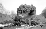 Eine Spur aus unverbranntem Öl hinterlässt 95 0027 vor P 18004 bei der Durchfahrt durch Blechhammer. (03.1978) <i>Foto: Burkhard Wollny</i>