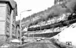 95 0027 erreicht mit P 18004 nach Saalfeld (Saale) die ersten Häuser von Lauscha (Thür), wo im März 1978 sogar noch Schnee lag. (03.1978) <i>Foto: Burkhard Wollny</i>