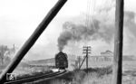 Gut zu tun hat 01 0521 vor dem 11 Wagen schweren E 802 nach Leipzig bei Unterwellenborn. Rechts ist der Kulturpalast der "VEB Maxhütte Unterwellenborn" zu sehen. Er wurde nach dreijähriger Bauzeit 1955 eröffnet und zählt zu den frühen, im neoklassizistischen Stil errichteten Kulturhäusern der DDR. (11.1978) <i>Foto: Burkhard Wollny</i>