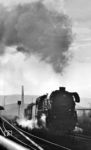 44 0698 bringt ihren Güterzug in der Ausfahrt aus Saalfeld (Saale) in Fahrt und passiert den Bahnübergang an der Kulmstraße an der Saalebahn. (11.1978) <i>Foto: Burkhard Wollny</i>