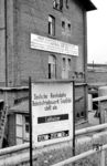 Erstaunlicherweise suchte das Bw Saalfeld (Saale) noch im Sommer 1980 Lokheizer, obwohl das Ende der Dampflok auch hier längst eingeläutet war. Wie so oft in der sozialistischen Planwirtschaft konnte die Realität mit den Plänen nicht mithalten und der Dampfbetrieb hielt sich noch sechs weitere Jahre. Die Parole am Haus weist auf den 10. Parteitag der SED hin. Im April 1981 bestätigten 2700 Delegierte und das Zentralkomitee der SED Erich Honecker erneut einstimmig als Generalsekretär. Es wurde ein Fünfjahrplan bis 1985 beschlossen, mit dem Ziel eines Wirtschaftswachstums von 28 bis 30 Prozent! Doch dann drehte der 'große Bruder' den Ölhahn zu... (08.1980) <i>Foto: Burkhard Wollny</i>