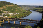 SNCF 437 012 überquert mit einem Güterzug die Moselbrücke in Bullay und wird gleich im 459m langen 	Prinzenkopftunnel verschwinden. (01.09.2011) <i>Foto: Wolfgang Bügel</i>