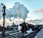 Im letzten Licht startet 012 077 mit dem E 2111 nach Hamburg-Altona im Bahnhof Westerland (Sylt). (26.12.1971) <i>Foto: Ulrich Hesse</i>