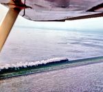 Der E 2106 nähert sich mit einer Altonaer 012 auf dem Hindenburgdamm der Insel Sylt. Das Bild entstand aus einer Cessna, die vom nahen Flughafen auf Sylt gestartet war. (22.05.1972) <i>Foto: Ulrich Hesse</i>