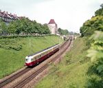 Ein Triebwagen der Baureihen ALn 442 und 448, ursprünglich TEE 442 und 448, der italienischen Ferrovie dello Stato (FS)FS 442/448 als TEE 18 "Mediolanum" aus Mailand in München Ost. Die Doppel-Dieseltriebwagen konnten schon sehr bald nicht mehr im internationalen Verkehr eingesetzt werden, weil sie – auch wenn sie in Doppeltraktion verkehrten – mit 100 Sitzplätzen zu wenig Platz boten und aufgrund der fehlenden Klimaanlage im Sommer bei den Fahrgästen unbeliebt waren. Sie wurden deshalb durch lokbespannte Züge bzw. beim "Mediolanum" durch die DB-Baureihe VT 11.5 abgelöst. (Das Vorschaubild ist seitenverkehrt dargestellt und lässt sich nachträglich nicht verändern). (06.1968) <i>Foto: Ulrich Hesse</i>