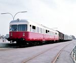 Der Triebwagen T 2 ist mit Kurswagen aus Niebüll in Dagebüll Mole angekommen. (08.1972) <i>Foto: Ulrich Hesse</i>