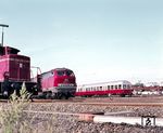 Im Bahnhof Niebüll treffen regelmäßig DB- und Fahrzeuge der Nordfriesischen Verkehrsbetriebe AG (NVAG) aufeinander. Im Jahr 1981 waren es 218 144 und 260 286 und der T 3 der NVAG. (07.1981) <i>Foto: Ulrich Hesse</i>