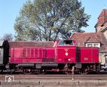 Diesellok Nr. 36 der Schleswiger Kreisbahn vor einem Personenzug in Schleswig-Altstadt. Die Lok wurde 1963 vom Hersteller MaK in Kiel als Neufahrzeug von der Schleswiger Kreisbahn erworben. Ihre Motorleistung betrug 700 PS. Bis April 1988 war sie bei den Verkehrsbetrieben im Einsatz. (05.1976) <i>Foto: Ulrich Hesse</i>