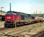 Die Baureihe Mz der Dänischen Staatsbahn (DSB) wurde in 61 Exemplaren in vier Bauserien von 1967 bis 1978 von der schwedischen Firma Nydqvist och Holm in Trollhättan unter Lizenz von General Motors Electro-Motive Division (EMD) hergestellt. Mz 1451 aus der letzten Bauserie des Jahres 1977 steht hier vor einem EuroCity in Københavns Hovedbanegård (Kopenhagen Hbf). (05.1981) <i>Foto: Ulrich Hesse</i>