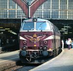 Mz 1412 aus der zweiten Bauserie von 1970 (noch mit Eckfenstern) vor einem Schnellzug in Kopenhagen Hbf. (05.1981) <i>Foto: Ulrich Hesse</i>