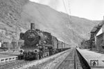 Der Sonntag stand dann ganz im Zeichen der EK-Sonderfahrt „Mit Dampf entlang der Mosel und durch die Eifel“, die um 9.10 Uhr in Koblenz Hbf begann. Im Bahnhof Cochem hatte der Sonderzug E 41460 einen längeren Aufenthalt. Um möglichst wenig andere Fotografen mit aufs Bild zu bekommen, wurde bis zur letzten Sekunde vor der Weiterfahrt gewartet. Bei der P 8 war man mit dem Umzeichnen von 038 382-1 auf die alte Nummer 38 2383 nicht ganz fertig geworden. (04.06.1972) <i>Foto: Wolfgang Bügel</i>