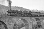 In Wengerohr verließ der EK-Sonderzug die Moselstrecke und bog auf die Nebenbahn nach Daun ab. Die Koblenzer 50 3061 kam Wannentender voraus als Drucklok an das Zugende. Auf dem Pleiner Viadukt gab es dann einen weiteren Fotohalt, auf dem man die 50er gut ins Bild setzten konnte.  (04.06.1972) <i>Foto: Wolfgang Bügel</i>