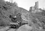 Eigentlich hing 38 2383 als Schlusslok an dem Sonderzug, was sich aber gut kaschieren ließ. Erst nachdem die Mitreisenden wieder eingestiegen waren, ergab sich dieser ungehinderte Blick auf die Burgruine bei Monreal. (04.06.1972) <i>Foto: Wolfgang Bügel</i>