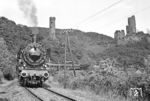 38 2383 als Schlusslok mit Zuglok 50 3061 beim Fotohalt an den Ruinen der Löwen- und Philippsburg bei Monreal, die schon 1632 im Dreißigjährigen Krieg von schwedischen und 1689 im Pfälzer Erbfolgekrieg von französischen Truppen zerstört worden waren. (04.06.1972) <i>Foto: Wolfgang Bügel</i>