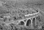 Auf dem Hausener Viadukt konnte man sich richtig austoben während 38 2383 mehrfach hin- und herfuhr. (04.06.1972) <i>Foto: Wolfgang Bügel</i>