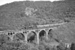 Und noch eine Variante mit 38 2383 auf dem Hausener Viadukt. (04.06.1972) <i>Foto: Wolfgang Bügel</i>