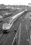 Nach dem Kopfmachen verließ 103 002 den Bahnhof Wuppertal-Oberbarmen wieder mit dem BZA-Messzug in Richtung Hagen. (08.06.1972) <i>Foto: Joachim Bügel</i>