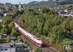 Wie auf der Hinfahrt nahm der VT 18.16 auch auf der Rückfahrt den Weg über das Sauerland. In Velmede kurz vor Bestwig brummt er durch das Ruhrtal. (04.10.2026) <i>Foto: Joachim Schmidt</i>