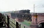 03 1021 vom Bw Hagen-Eckesey mit E 533 (Aachen - Braunschweig) auf der Rheinbrücke bei Düsseldorf-Hamm. Das Bild entstand von den Überresten der südlichen Brücke aus, die nach dem Zweiten Weltkrieg nicht wieder aufgebaut wurde.  (05.1964) <i>Foto: Rolf Hahmann</i>