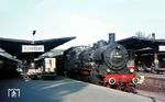 38 1780 vom Bw Radolfzell wartet vor E 827 (Freiburg/Brsg - Basel Bad Bf - Singen/Htw - Friedrichshafen - Lindau - Memmingen - München) im Bahnhof Radolfzell. (10.1962) <i>Foto: Rolf Hahmann</i>