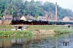 Ein DMV-Sonderzug mit 38 205 und 38 1182 am Ufer der Freiberger Mulde in Leisnig. (11.05.1985) <i>Foto: Rolf Hahmann</i>