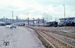 Eine der letzten Stuttgarter P 10-Leistungen war der mittägliche E 594 von Stuttgart nach Konstanz, der hier mit 39 073 den Bahnhof Rottweil verlässt. Daneben wartet in Höhe des Bw die Rottweiler 44 340 vor einem Güterzug. (03.1965) <i>Foto: Rolf Hahmann</i>