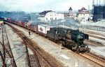050 603 (Bw Ulm) fährt mit einem Güterzug aus Ulm Rbf in Ravensburg ein. (03.1970) <i>Foto: Rolf Hahmann</i>