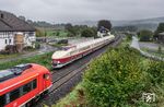 Die Hinfahrt des VT 18.16 als DRC 93506 von Dresden nach Köln lief über das Sauerland nicht so glatt. Bei Arnsberg hatte sich das Wetter verabschiedet, der Zug rund 2 Stunden Verspätung und ein Gegenzug wollte auch noch das Foto verhindern. (01.10.2026) <i>Foto: Joachim Schmidt</i>