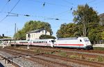 101 013 im IC-Look am Zugschluss des IC 111 in Haan-Gruiten. (07.10.2026) <i>Foto: Joachim Bügel</i>