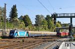 Im Bahnhof Haan-Gruiten traf TCS 101 128 mit DLr 21350 nach Mönchengladbach auf eine S 8 nach Mönchengladbach. (07.10.2026) <i>Foto: Joachim Bügel</i>