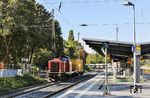 Mit dem Schienenpflegezug Bauz 82055 von Mönchengladbach nach Bochum Nord war 212 325 in Haan-Gruiten unterwegs. (07.10.2026) <i>Foto: Joachim Bügel</i>