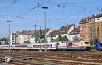 An der Häuserzeile der Werderstrasse in der Mainzer Neustadt sind es noch 1000 m bis zum planmäßigen Halt in Mainz Hbf für die Abschiedsfahrt des IC-1 (IC 111 "Rheinblitz") mit 101 110. (07.10.2026) <i>Foto: Roland Hackl</i>