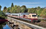 Zum letzten Mal fährt eine IC 1-Garnitur durch den Westen Deutschlands. 101 110 erinnert mit ihrer Folierung an das Ereignis. Der Abschiedszug IC 111 "Rheinblitz" ist auf der Ruhrbrücke am Harkortsee bei Wetter (Ruhr) unterwegs. (07.10.2026) <i>Foto: Zeno Pillmann</i>