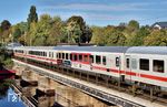 Der Bpmmz 294.5-Wagen Nr. 61 80 20-91 595-4 im Abschieds-IC 111 bringt die verschiedenen Lackierungsvarianten des IC 1 in den letzten 55 Jahren in Erinnerung. (07.10.2026) <i>Foto: Zeno Pillmann</i>
