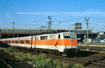 Bis zur Übernahme durch die ehemaligen Reichsbahn-Maschinen der Baureihe 143 dominierte die Baureihe 111 den S-Bahnverkehr an Rhein und Ruhr, wie hier 111 165 mit einem Zug der Linie S 6 in Düsseldorf Hbf. (17.08.1995) <i>Foto: Wolfgang Bügel</i>