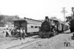 Die International Railways of Central America (IRCA) wurde 1912 vom Präsidenten der United Fruit Company gegründet. Die IRCA übernahm nach und nach die bis dato gebauten Eisenbahnen in Guatemala und erweiterte das System. Die Gesellschaft betrieb schließlich ein Streckennetz von 784 km. Die Eröffnung einer neuen Autostraße zum Atlantik und das Ende der Plantagen der United Fruit Co. führte schließlich 1968 dazu, dass der Staat Guatemala die Verwaltung übernahm und die FEGUA (Ferrocarriles de Guatemala) gründete. Zum Lokomotivbestand der FEGUA gehörte die 1938 von Krupp gebaute No. 168 auf 914 mm Spurweite, aufgenommen in Mazatenango im Südwesten Guatemalas. (14.11.1971) <i>Foto: Jörg Schulze</i>