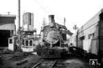 Lok 104 (Baldwin, Baujahr 1925 mit Außenrahmen) der FEGUA im Depot Guatemala Stadt. Das gesamte Streckennetz der FEGUA (Ferrocarriles de Guatemala) gründete auf ein Schmalspurnetz mit einer Spurweite von 914 mm (3 Fuß). (15.11.1971) <i>Foto: Jörg Schulze</i>