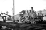 Lok No. 104 im Depot Guatemala Stadt. Nachdem 1968 die private International Railways of Central America (IRCA) vom Guatemaltekischen Staat übernommen und in die neu gegründete Ferrocarriles de Guatemala (FEGUA) überführt worden war, fehlte das Geld, die Gleisanlagen grundlegend zu erneuern. Der Zustand verschlechterte sich zusehends, sodass der reguläre Betrieb 1996 eingestellt werden musste. (15.11.1971) <i>Foto: Jörg Schulze</i>