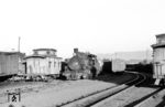 Als Jörg Schulze im November 1971 die Ferrocarriles de Guatemala (FEGUA) besuchte, war die Bahn schon auf dem absteigenden Ast. Der völlig veraltete Fahrzeugpark zeigte sich hier mit Lok No. 161 in Guatemala Stadt. Nachdem 1996 der reguläre Betrieb eingestellt worden war, erhielt im Oktober 1997 die Railroad Development Corporation (RDC) eine 50-jährige Konzession und begann mit der Sanierung des Streckennetzes. Die Arbeiten verzögerten sich jedoch aufgrund der notwendigen Räumung von Hausbesetzern, die in den Vorjahren ihre Hütten entlang der Gleise errichtet hatten. Hinzu kamen Schäden durch Diebstahl des Schienenmaterials sowie durch Naturkatastrophen wie dem Hurrikan Mitch im Jahr 1998, der Teile der Strecke erneut zerstörte. Der erste Zug unter der Leitung der RDC fuhr am 15. April 1999 von Guatemala Stadt zum Zementwerk El Chile. (15.11.1971) <i>Foto: Jörg Schulze</i>