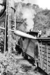 Lok No 182 der FEGUA (Ferrocarriles de Guatemala) beim Unterwegswasserhalt auf der Strecke von Guatemala Stadt nach Ipala in Japala im Alcoba-Gebirge auf 1362 m Höhe. (19.11.1971) <i>Foto: Jörg Schulze</i>