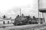 Lok No. 182 (Baldwin, Baujahr 1947) ist in Ipala im Osten Guatemalas angekommen. Der Ort ist bekannt für seinen 1.000 Meter hohen Vulkan mit dem Kratersee „La Laguna del Volcán de Ipala“. Wirtschaftlich gesehen ist Ipala überwiegend landwirtschaftlich geprägt mit dem Anbau von Mais und Bohnen. (19.11.1971) <i>Foto: Jörg Schulze</i>